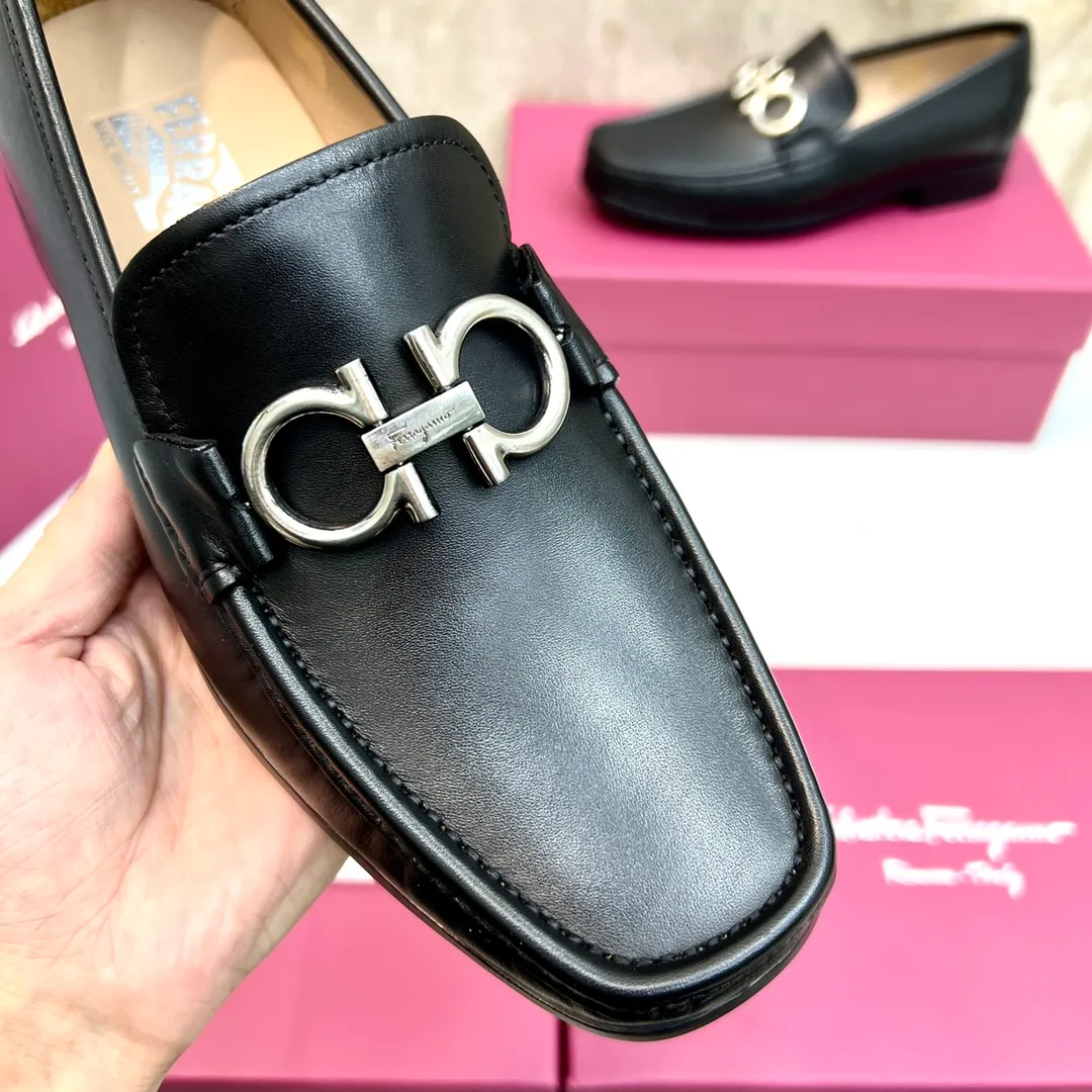 Original quality P780 Brand: Ferragamo Standard size: Men's size 39–44 (38.45 can be customized) Grade: Same style as the official website High-quality men's shoes Material: Customized first-layer calfskin with water-dyed cowhide lining Cowhide tiptoe Original non-slip and wear-resistant rubber outsole Style category: Men's formal business leather shoes are young and fashionable European and American trends British style Casual matching and comfortable feet Color: actual picture